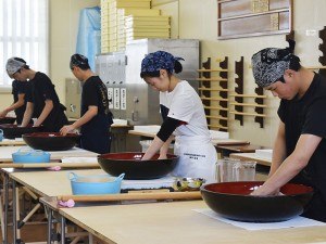 道の駅で一日限定店　全国優勝校が手打ちそば提供