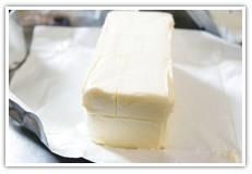 バウムクーヘンの原材料に使用している油脂はバターのみ。