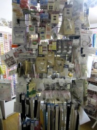 玉付きファスナー、レースファスナー、
パツチワーク針、キルト針、ナスカン・Dカン、マグネットボタン、ツツミボタン各種