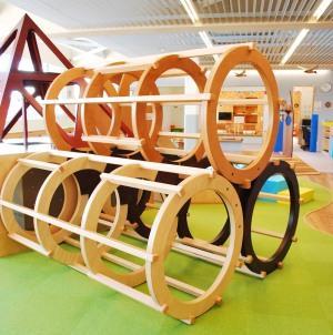 体を使って遊べる大型木製遊具
