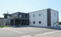 木造2階建ての、全体が木のぬくもりあふれる優しい雰囲気