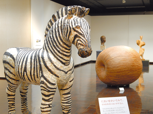 動物の彫刻や伝統工芸品 触って嗅いでよーく見て - 北海道立旭川美術館