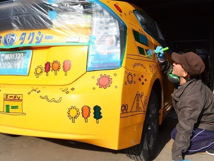 タクシーの車体に風景描く青山さん ゆい ゆい本舗 旭川 道北のニュース ライナーウェブ